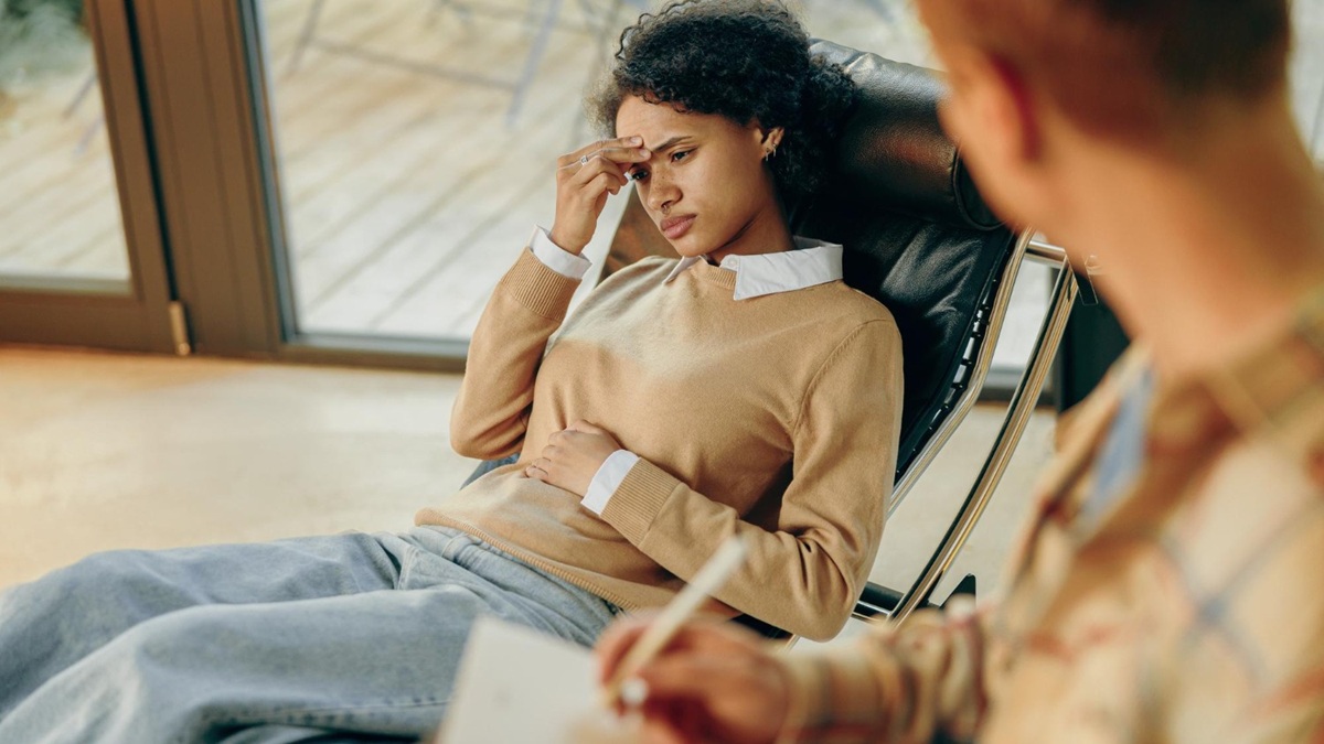 Femme fatiguée après une séance thérapeutique, dans une ambiance apaisée.