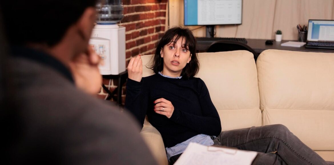 Personne en séance parlant de ses questions avant une thérapie EMDR.